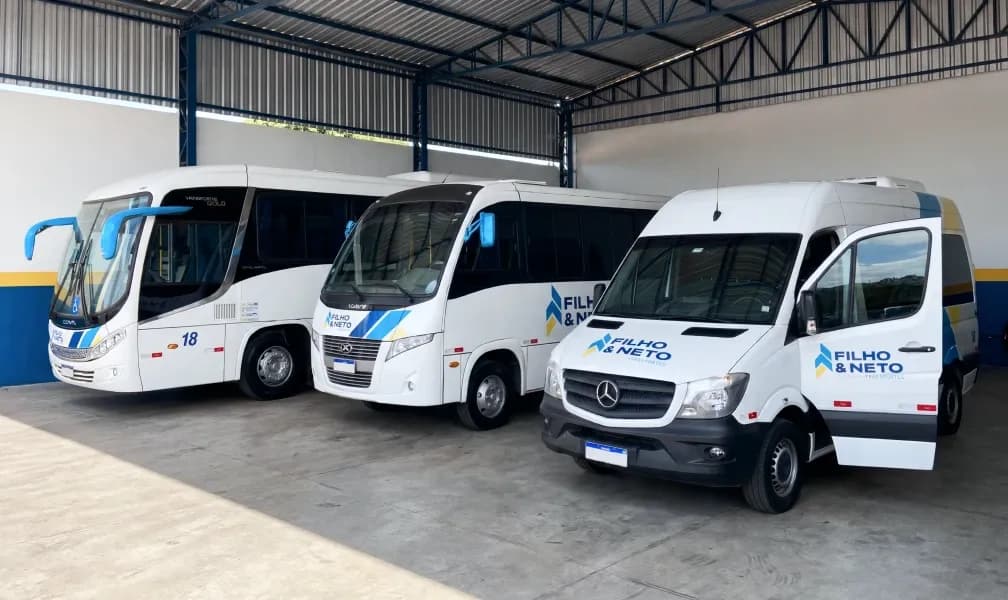 Imagem de capa,  veículos da  Filho e Neto Transportes estacionados na garagem 