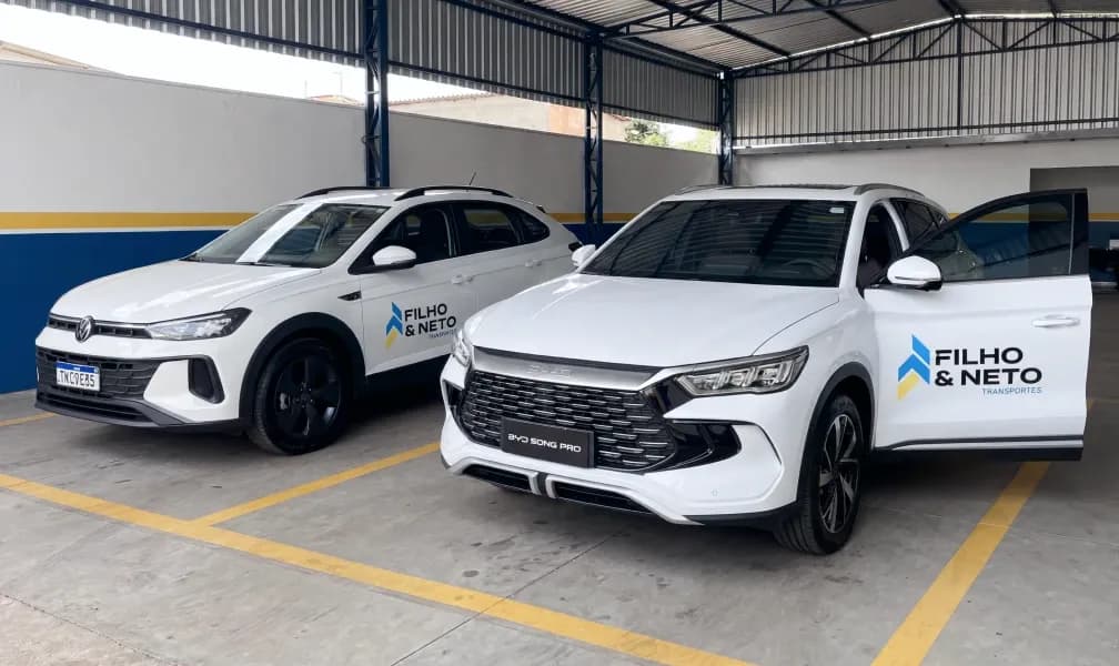 Imagem de capa,  dois carros da Filho e Neto Transportes estacionados na garagem 