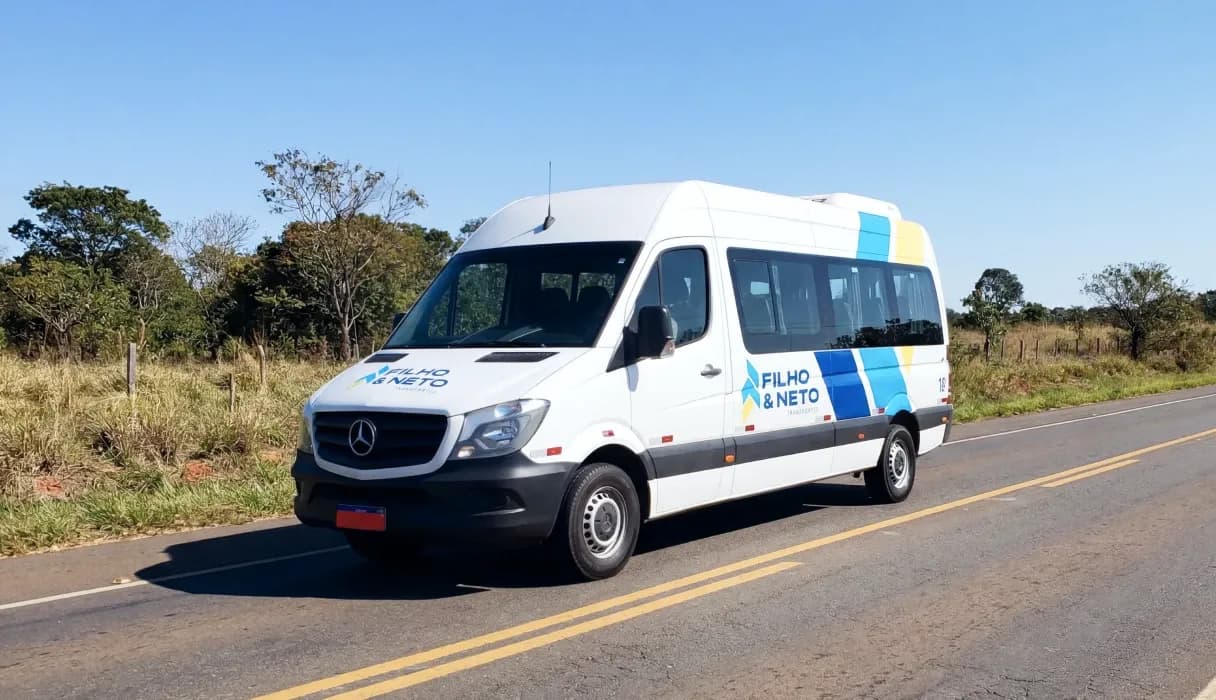 Imagem de capa,  van  Filho e Neto Transportes na estrada