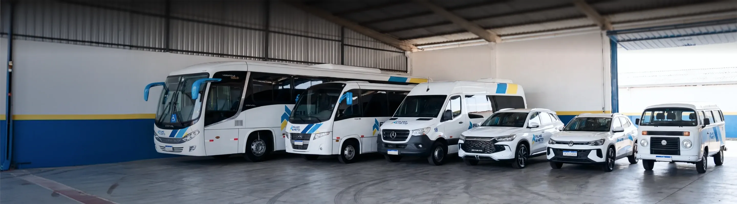 Imagem de capa,  veículos da  Filho e Neto Transportes estacionados na garagem 