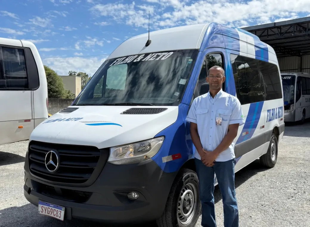 Imagem de capa, motorista da Filho e Neto Transportes com van